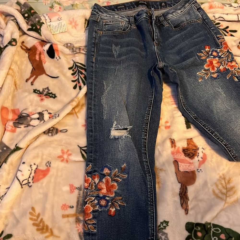 Skinny Miss Me jeans with floral on the legs